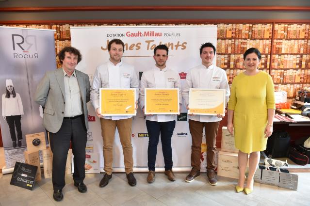 De gauche à droite : Marc Esquerré (Rédacteur des guides Gault&Millau), Léo Forget, Aurélien Largeau, Mathieu Kergourlay et Marie-Laure Jarry (directrice commerciale, marketing et communication Gault&Millau).