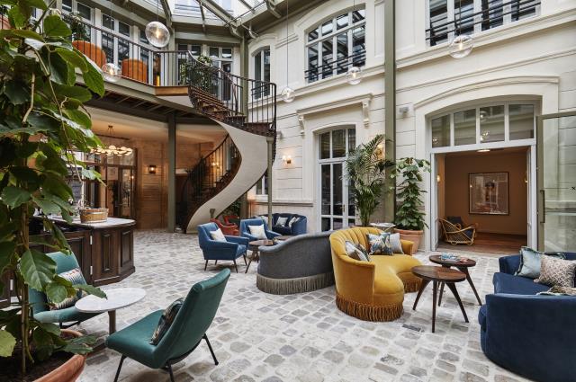 Le hall de l'hôtel permet d'accéder au restaurant Le Rivie, à la terrasse, et à la partie hôtel.