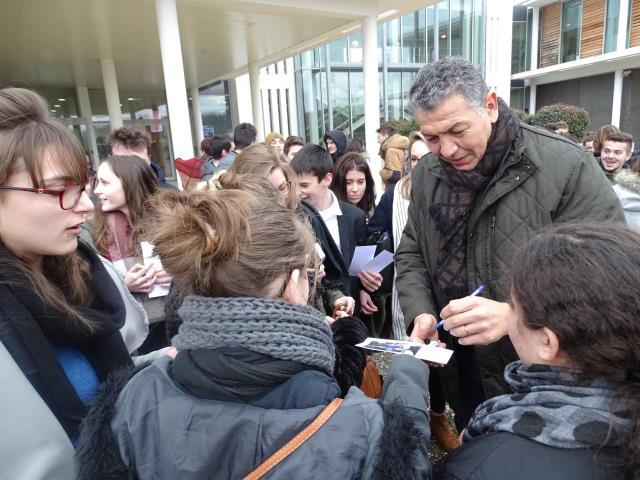 Abdelatif Benazzi inculquant ses valeurs aux jeunes des écoles de la CCI de Dordogne
