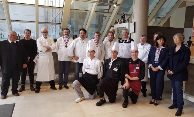 Thibaut Ollagnier, médaille d'argent, Youssef Oujjit, médaille d'or et Lombardo-Gian Baptista, médaille de bronze, devant le jury réuni pour le concours un des Meilleurs Apprentis de France