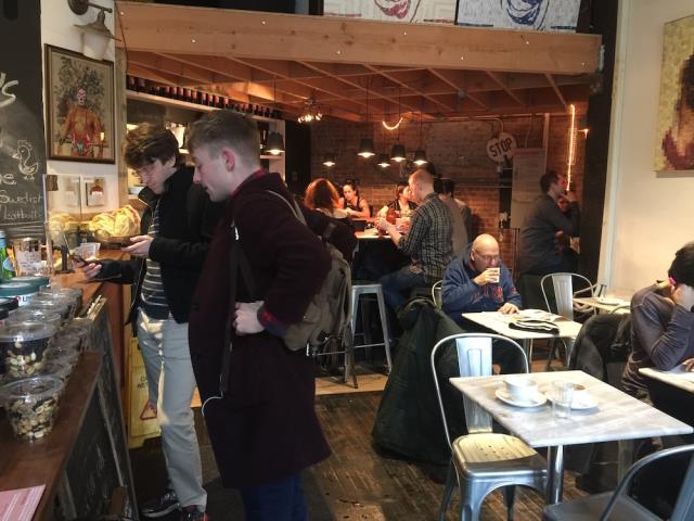 Au café Taszo, les ordinateurs portables n'ont pas droit de cité