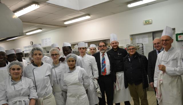 Florian Del Burgo avec la promo Hôtellerie-restauration de la CCI Sud Formation