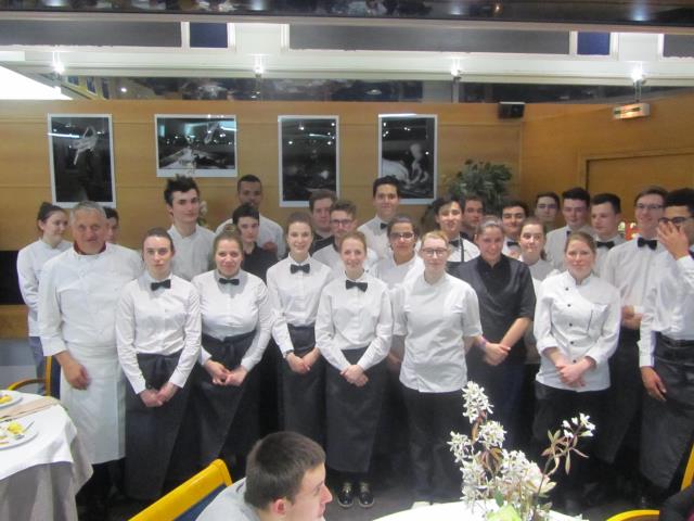 Joėl Garault et les brigades de cuisine et service du lycée La Closerie