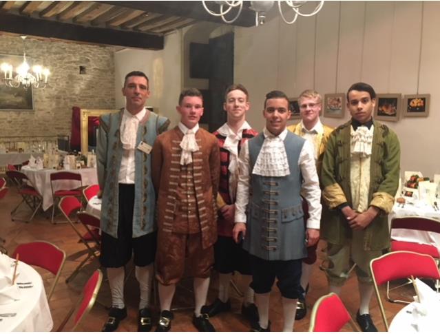 Les étudiants portaient des costumes d'époque pour un service « ambiance XVIIème ».