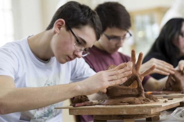 Atelier moulage de chocolat pour les apprentis-pâtissiers.