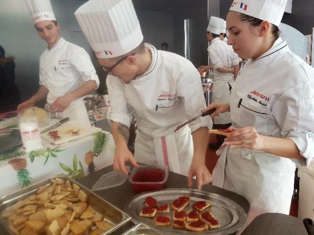 Les élèves du lycée de Guyancourt confectionnent de la confiture de framboises, groseilles et mangue.