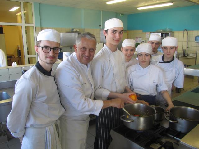 Joël Garault et les terminales Bac Pro Cuisine aux fourneaux