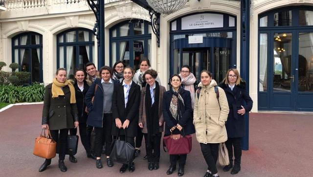 Les BTS Hébergement de Donard davnt l'hôtel Barrière