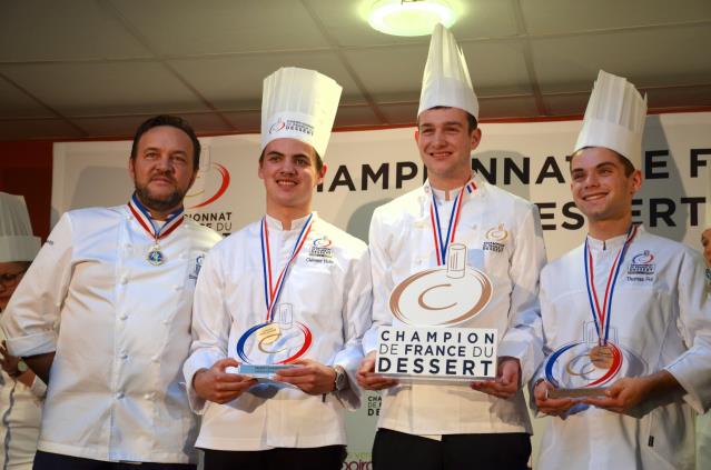 Le président du jury Emmanuel Renaut et les lauréats Juniors, de gauche à droite :  Clément Halle, Dessert d'argent,  Gaël Reigner, champion de France du dessert et Thomas Pol, Dessert de bronze.