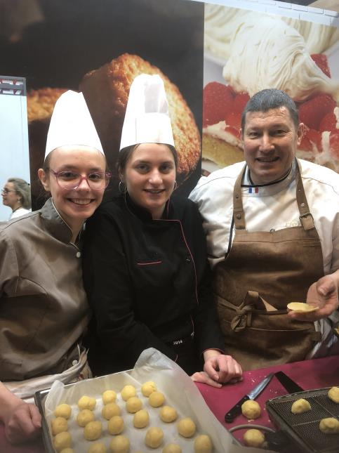 Joséphine Canivet et Julie Milliot avec Christophe Deschamps qui présente le gaufres d'une recette de sa grand mère