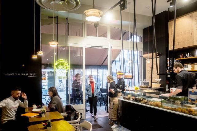 Un coffee shop qui offre une expérience généreuse et chaleureuse.