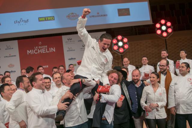 Arnaud Lallement et Arnaud Donckele, 2 chefs 3 étoiles qui portent en triomphe Christophe Bacquié, tout nouveau 3 étoiles Michelin.