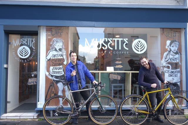 Robert Lawrence ( à gauche) et Christophe Cooly ne se déplacent qu'à vélo… of course !