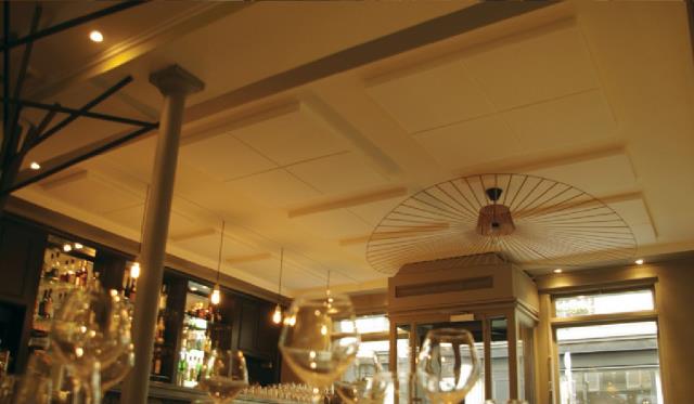 Plafond acoustique avec dalles chanfreinées.