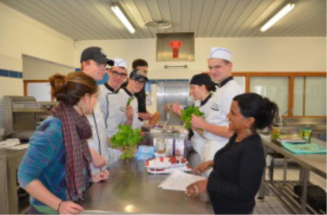 Les élèves du lycée Chaptal ont reçu Lynda Geeta pour un cours de cuisine indienne