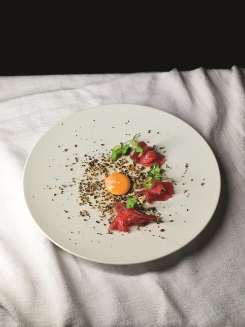Le boeuf 'parthenaise' oxalis, oeuf confit, olives.