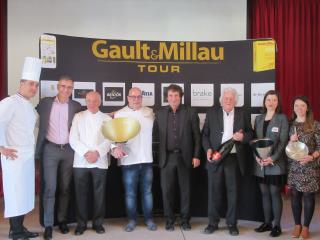 Le Gault&Millau d'Or a été remis à Stéphane Buron (au centre) qui signe une cuisine créative à...