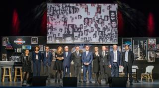 Les membres de la famille Richard et du comité de direction sur la scène du théâtre Mogardor.