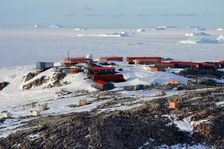 La base de Dumont d'Urville est située au bout du monde, en Terre Adélie.