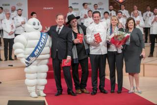 De gauche à droite : Michael Ellis, directeur du guide Michelin, Marc Veyrat, Christophe Bacquié et...