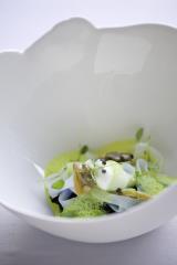 Risotto au noir, tagliatelles de seiche et palourdes, jus iodé au curcuma