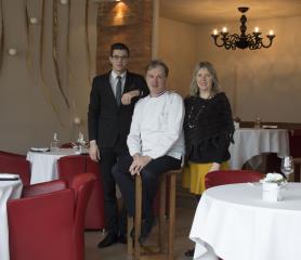 Louis Morin, Jacques et Martine Décoret (de gauche à droite). Le service en salle s'appuie sur un...