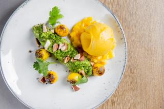 Le dessert Mangue brûlée, avocat et coriandre, Spoon 2, Paris IIe