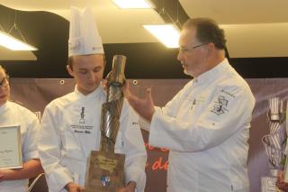 Romain Félix recoit le trophée des main de François Le Rouzic, vice-président de l'Association