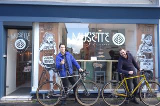 Robert Lawrence ( à gauche) et Christophe Cooly ne se déplacent qu'à vélo… of course !