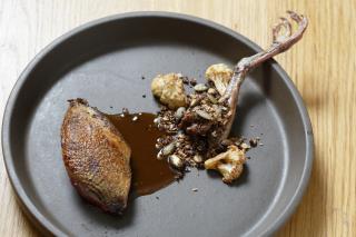 Pigeonneau rôti au café-saké avec son granola