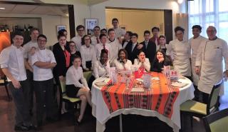 Les élèves et les encadrants pour le dîner Péruvien au restaurant Le Francilien