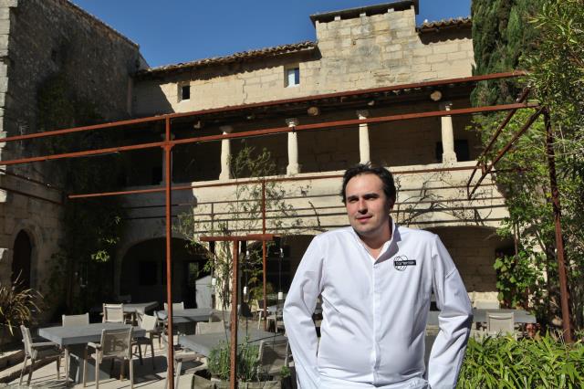 A L'Artémise, changement total de décor et d'ambiance dans un mas qui fut notamment propriété des Papes d'Avignon.