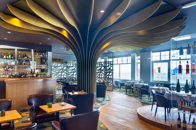 Le spectaculaire décor du restaurant a été imaginé pour tirer parti des poteaux intérieurs inamovibles.