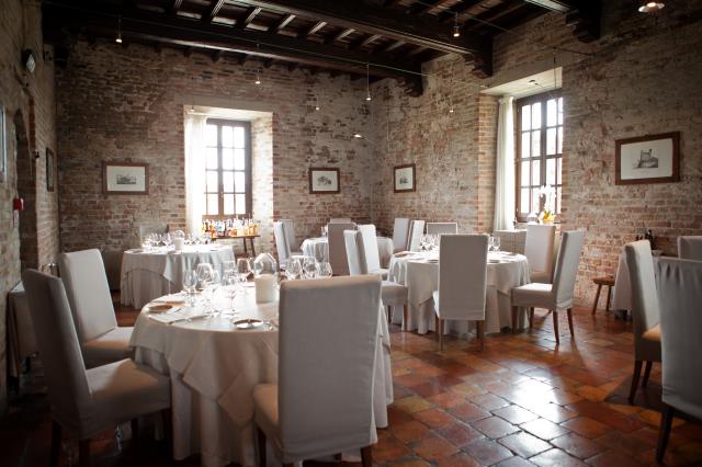 La salle du restaurant au coeur du château du XIIè siècle