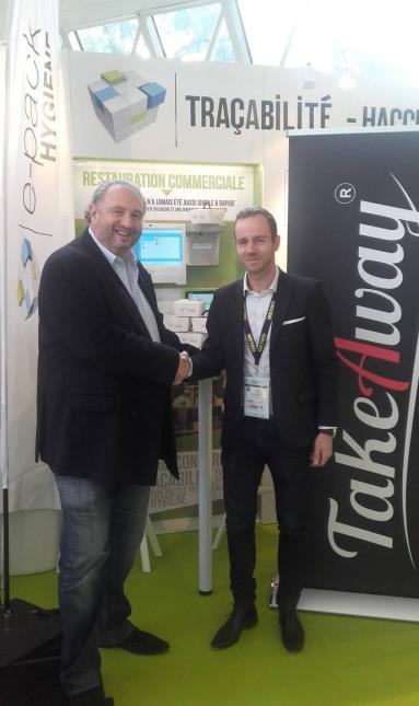 Signature officielle du partenariat à l'occasion du Sirha 2017 à Lyon. Yves Rallon, dirigeant et fondateur d'ePack Hygiene et Nicolas Duval, président et fondateur de TakeAway.