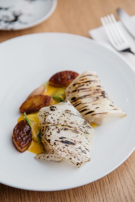 Cabillaud confit à l'huile d'argan, citron rôti et pousses d'épinard, par Philip Chronopoulos