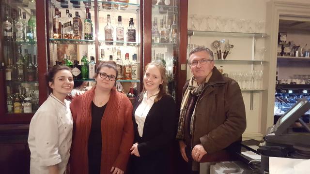 Les élèves du lycée Paul Arène au bar avec leur enseignant référent Christian Cros