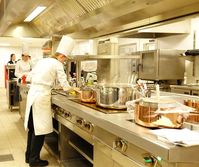 Premier service dans les nouvelles cuisines du gastro de Chamalières avec les BTS 2e année en cuisine et les Mises à niveau en salle.
