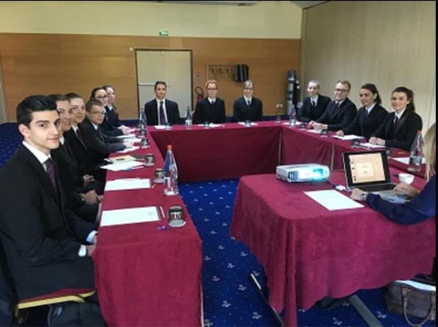 La classe de 2 TSH était très attentive aux explications données sur la gestion du SPA par Véronique sabatier