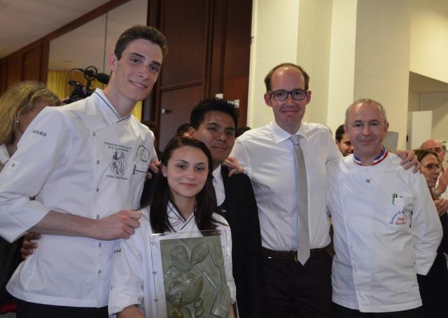 De gauche à droite, l'équipe gagnante de Dardilly, Antoine Debonnaire, 1er année BTS (cuisine), Jade Dumoulin, MC Dessert de restaurant (pâtisserie),  Karan Gue Gue Niat, MC Sommellerie (bar/sommelerie), avec Sébastien Blanchon, leur professeur de cuisine