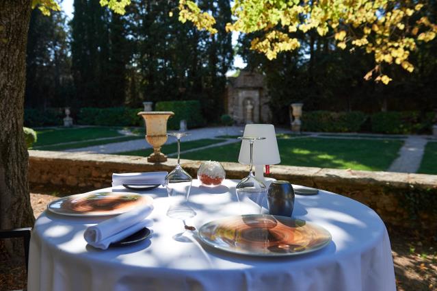 La terrasse est dressée dans le jardin à la française.