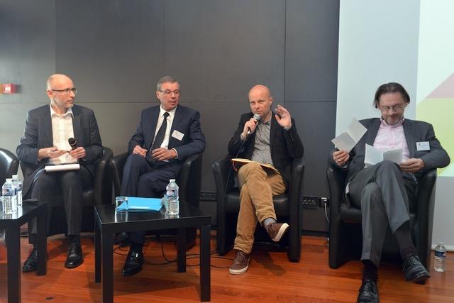 De g. à d. : Jean -Louis Le Corvoisier, animateur du débat, Patrick Manceau, conseiller municipal délégué au Commerce, ville de Fougères, Olivier Razemon, journaliste au Monde et auteur du livre 'Comment la France a tué ses villes' et Thibault Le Carpenti