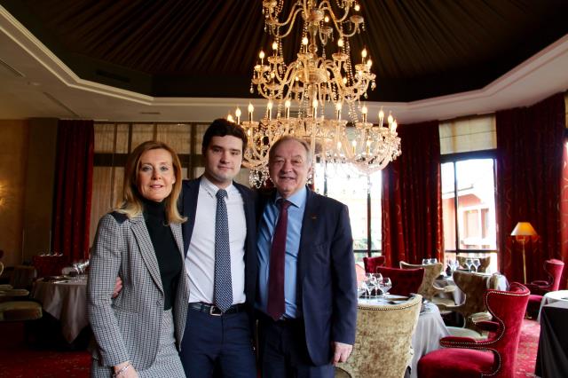Fabienne, Pierre et Claude Rémy dans le Pavillon Petrus, l'un des trois restaurants de l'hôtel..