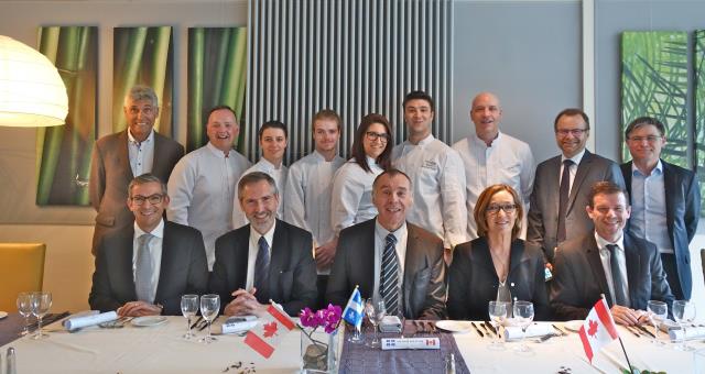 Restaurant d'application « Le Guyenne : derrière  le proviseur Michel Sarrazin, (au centre), en blanc la délégation Québécoise de l'Ecole Hôtelière de la Capitale