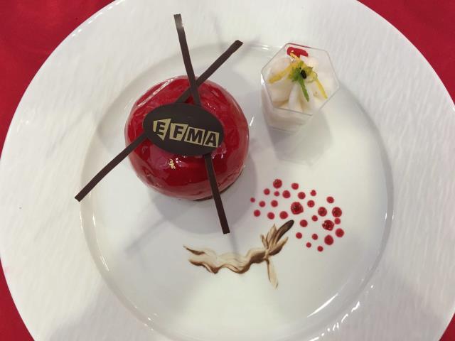 Le Tongli, dessert au couleurs du drapeau chinois « rouge et or »,  élaboré par Daniel Chapuzet, enseignant en pâtisserie EFMA et ses apprentis dans le cadre de cet échange avec la Chine (chocolat, framboise, poivre du sichuan)