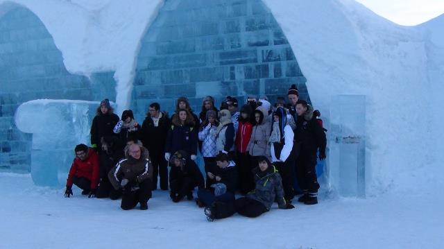 Visite de l'Ice hôtel l'an passé par les élèves du lycée St-Gilles Fontiville en Laponie
