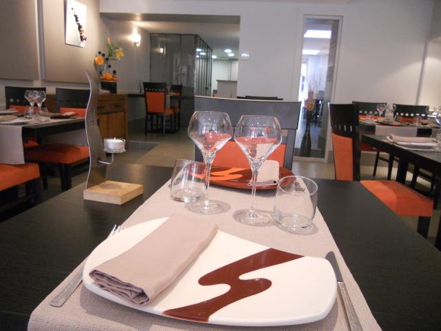 La salle du Juliénas, table de Fabrice Roche à Villefranche-sur-Saône.