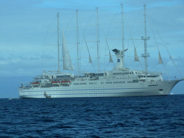 Certains élèves se sont renseignés auprès des encadrants du navire sur les opportunités offertes par le monde de la croisière.