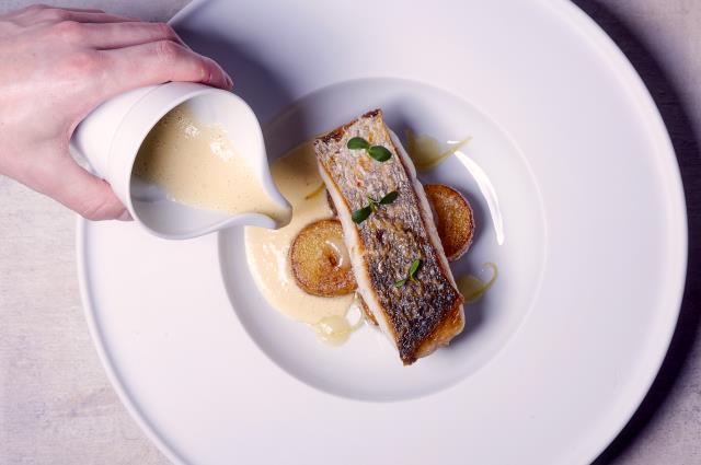 Recette Eric Girardin: Maigre de ligne poêlé, pomme de terre fondantes, sauce citronnée.