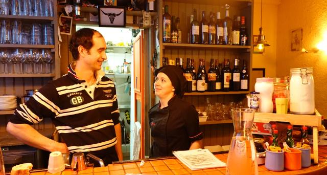 Olivier Mosnier et Jenny Barbé. Ils proposent aussi une boulette végétarienne, «  c'est celle qui demande le plus de travail ! ».